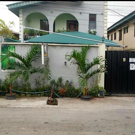 Staycation Suites And Apartment Lagos Esterno foto