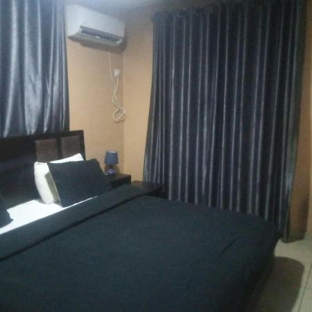 Staycation Suites And Apartment Lagos Esterno foto