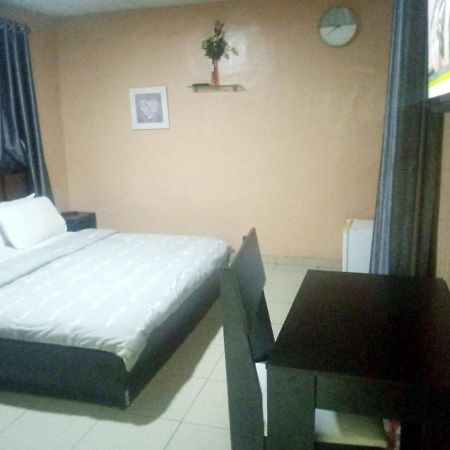 Staycation Suites And Apartment Lagos Esterno foto