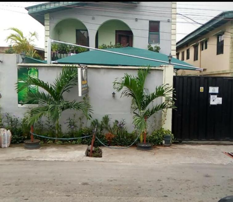 Staycation Suites And Apartment Lagos Esterno foto