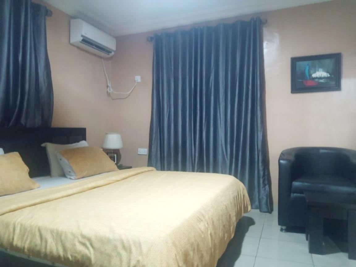 Staycation Suites And Apartment Lagos Esterno foto