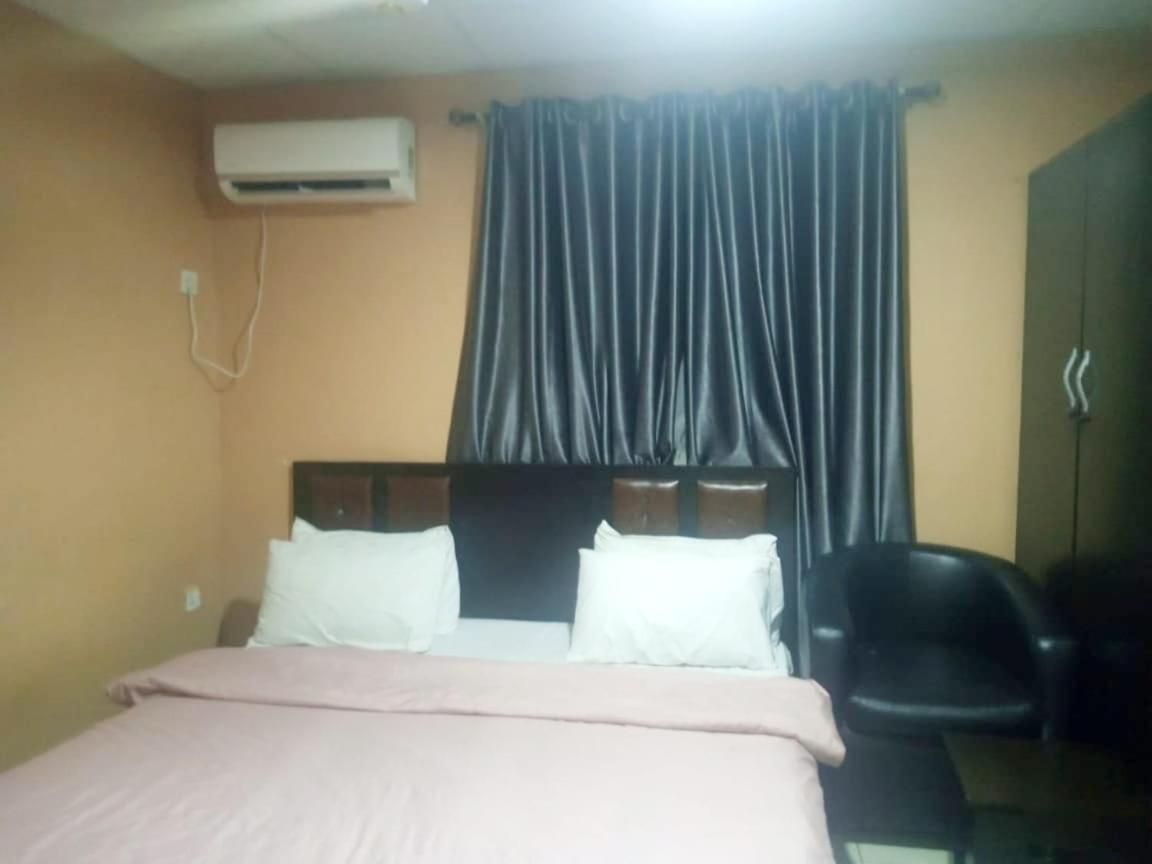 Staycation Suites And Apartment Lagos Esterno foto