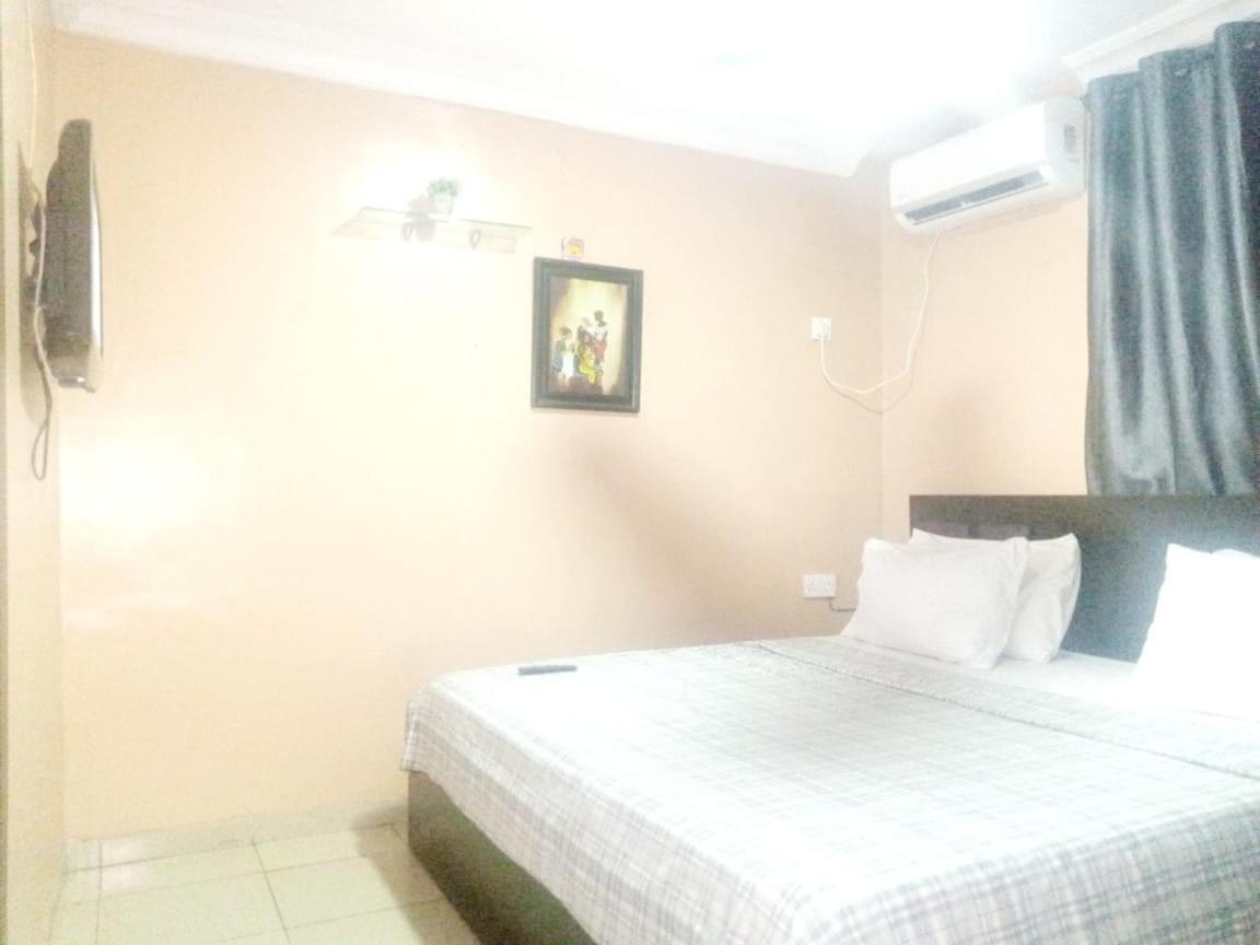 Staycation Suites And Apartment Lagos Esterno foto