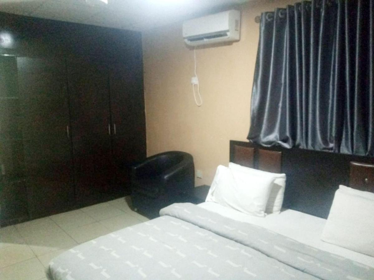 Staycation Suites And Apartment Lagos Esterno foto