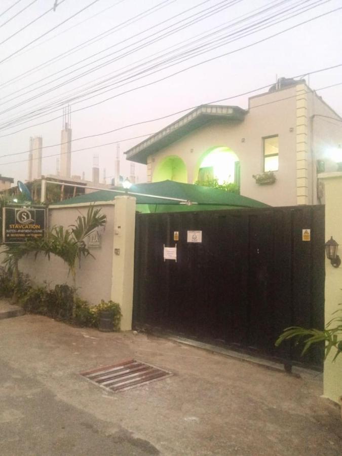 Staycation Suites And Apartment Lagos Esterno foto