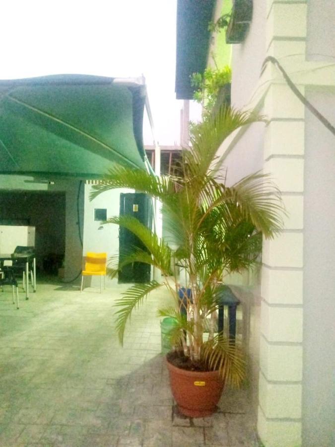 Staycation Suites And Apartment Lagos Esterno foto
