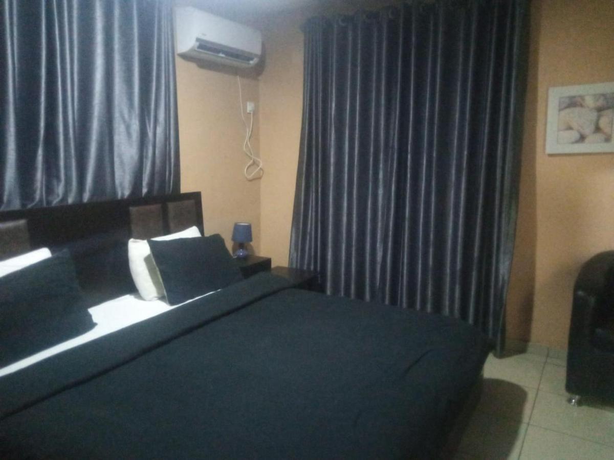 Staycation Suites And Apartment Lagos Esterno foto