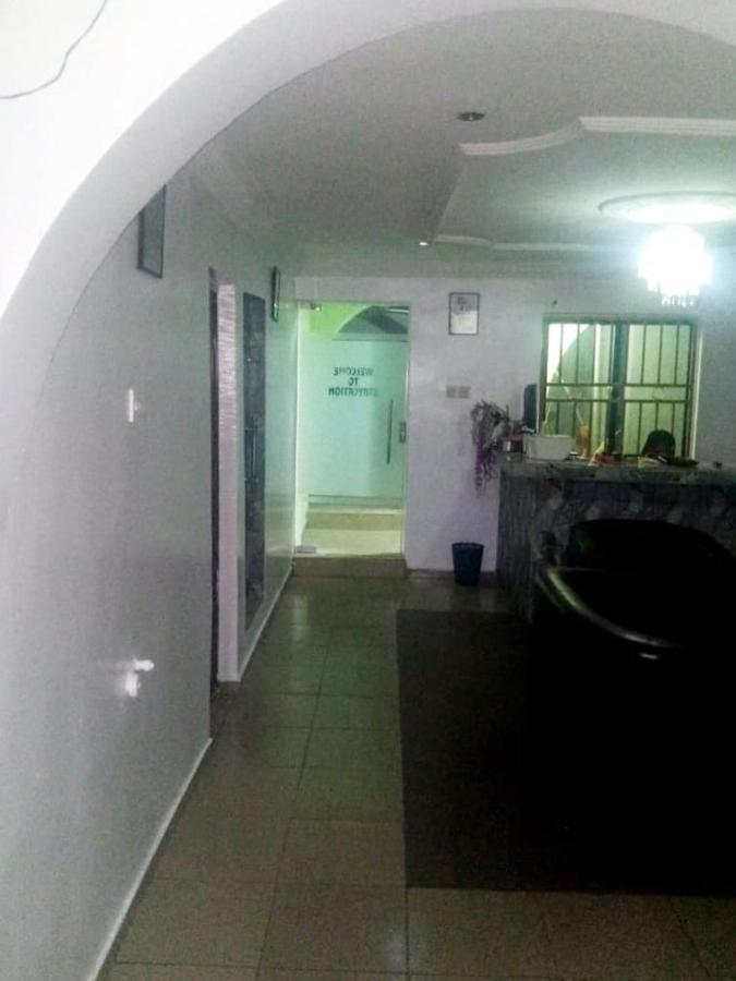 Staycation Suites And Apartment Lagos Esterno foto