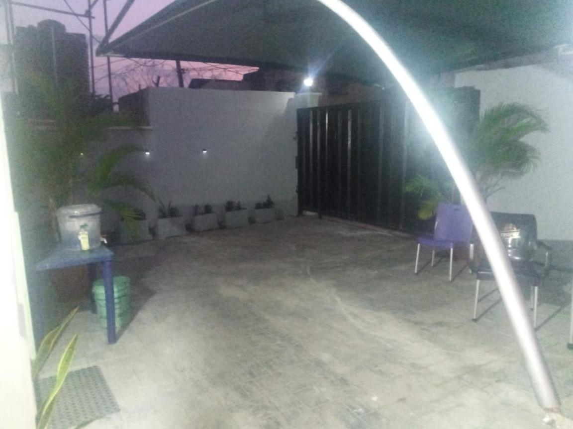 Staycation Suites And Apartment Lagos Esterno foto