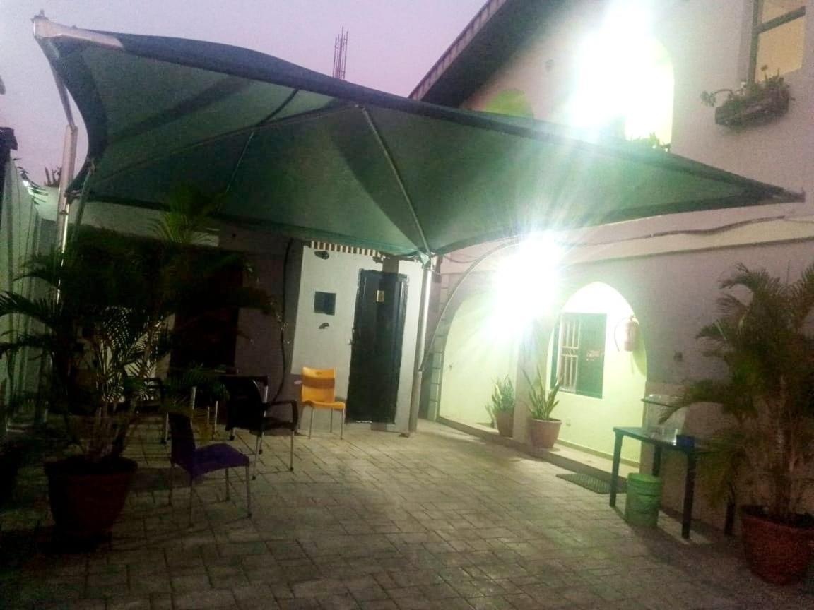 Staycation Suites And Apartment Lagos Esterno foto