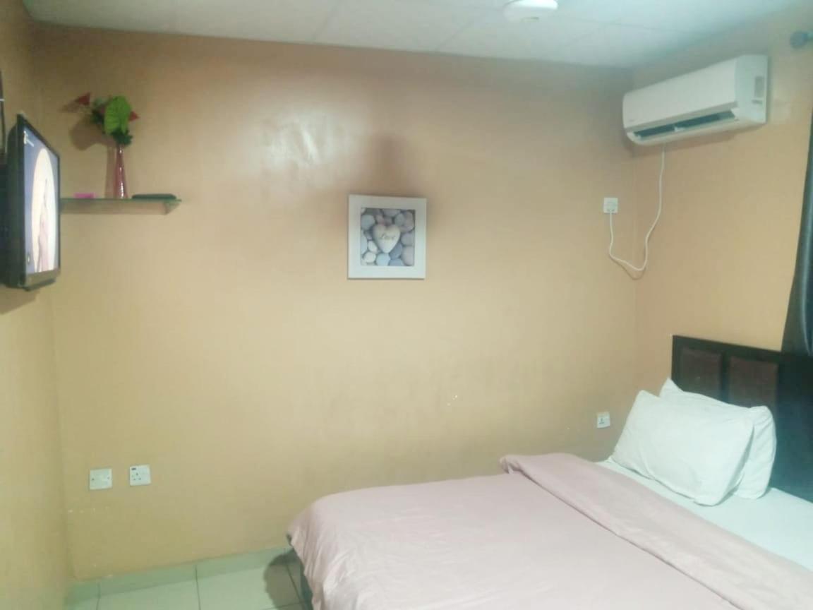 Staycation Suites And Apartment Lagos Esterno foto