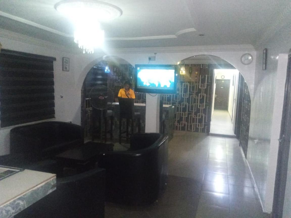 Staycation Suites And Apartment Lagos Esterno foto