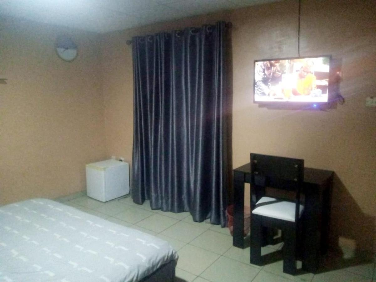 Staycation Suites And Apartment Lagos Esterno foto