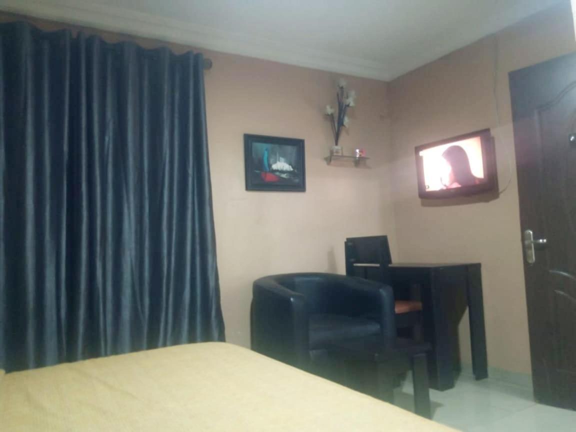Staycation Suites And Apartment Lagos Esterno foto