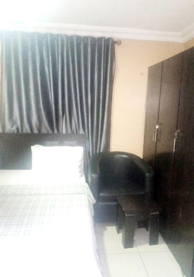 Staycation Suites And Apartment Lagos Esterno foto