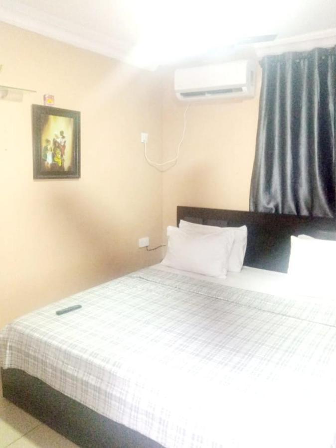Staycation Suites And Apartment Lagos Esterno foto