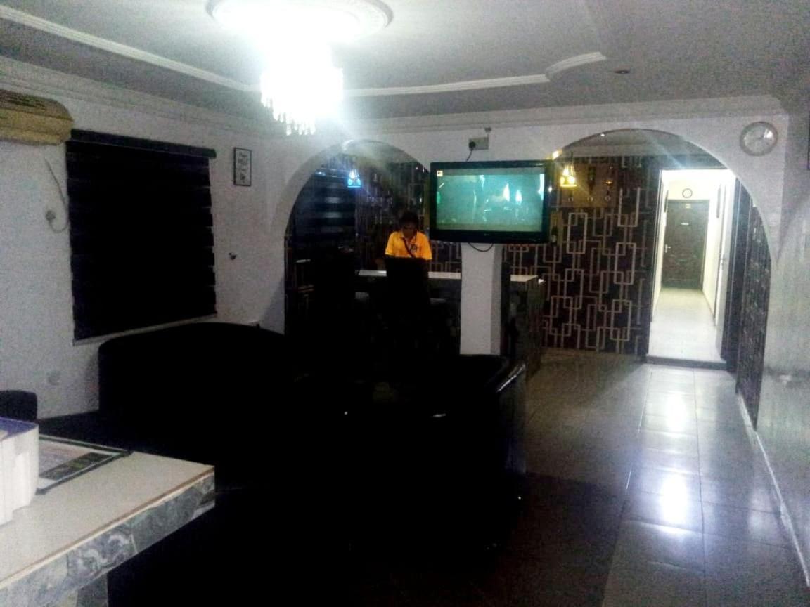 Staycation Suites And Apartment Lagos Esterno foto