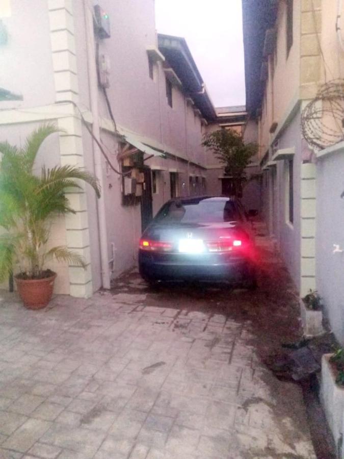 Staycation Suites And Apartment Lagos Esterno foto