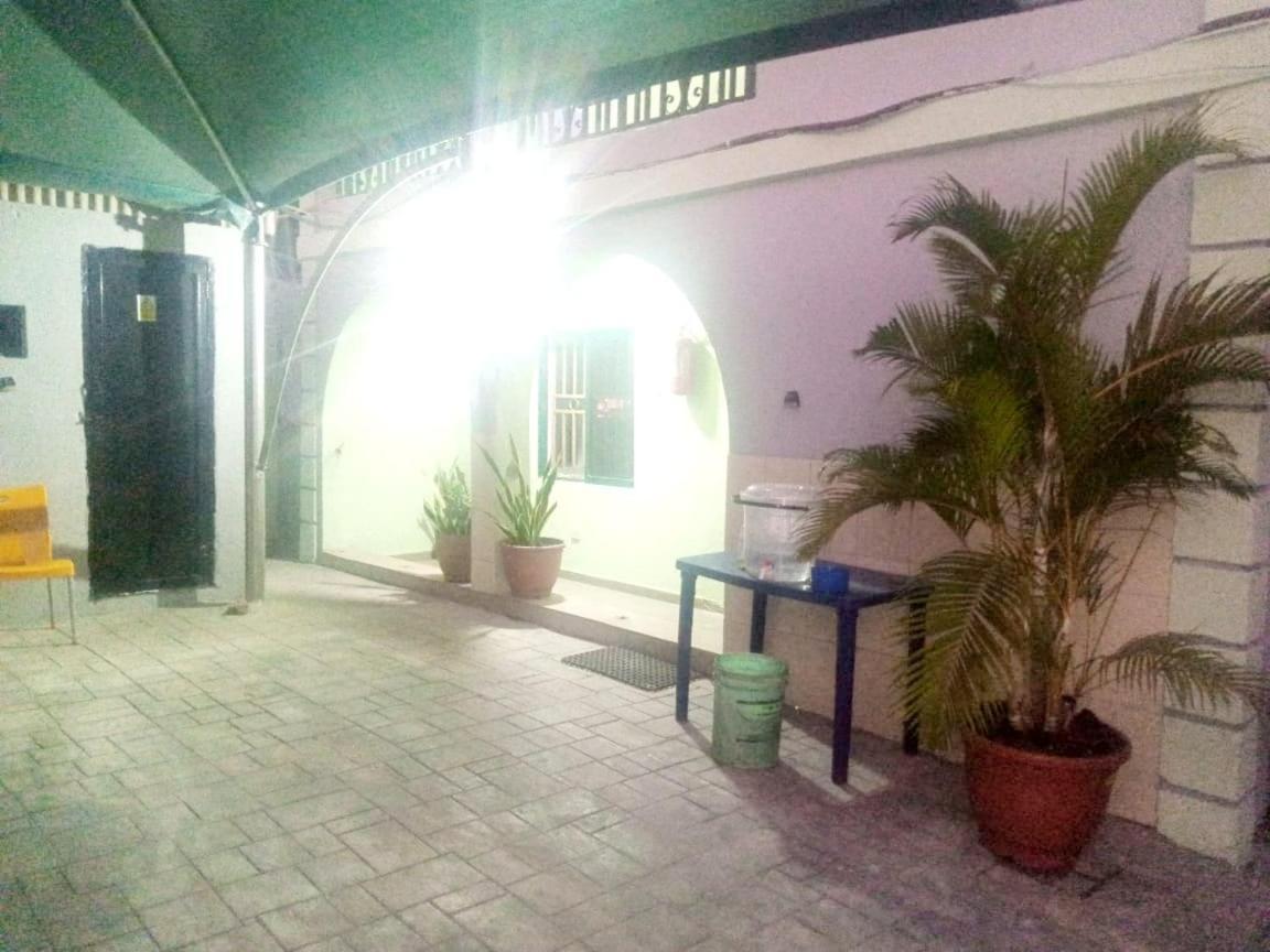 Staycation Suites And Apartment Lagos Esterno foto