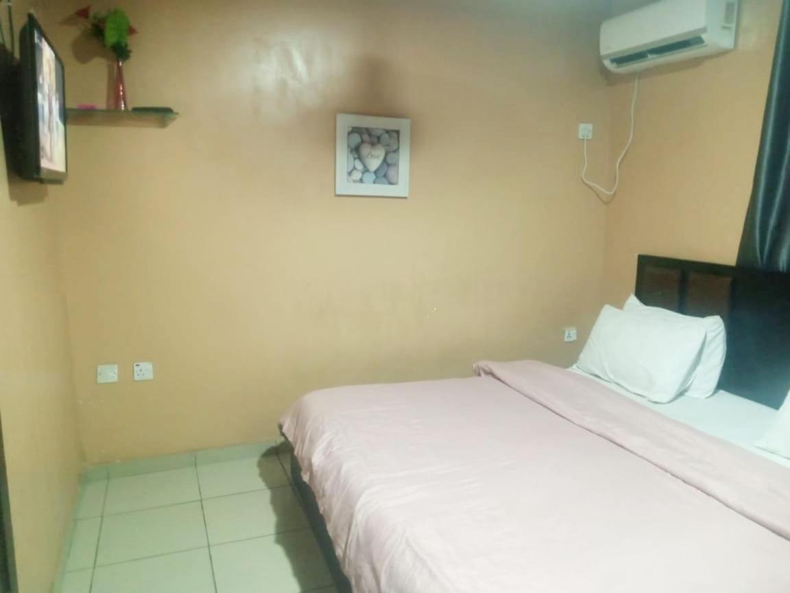 Staycation Suites And Apartment Lagos Esterno foto