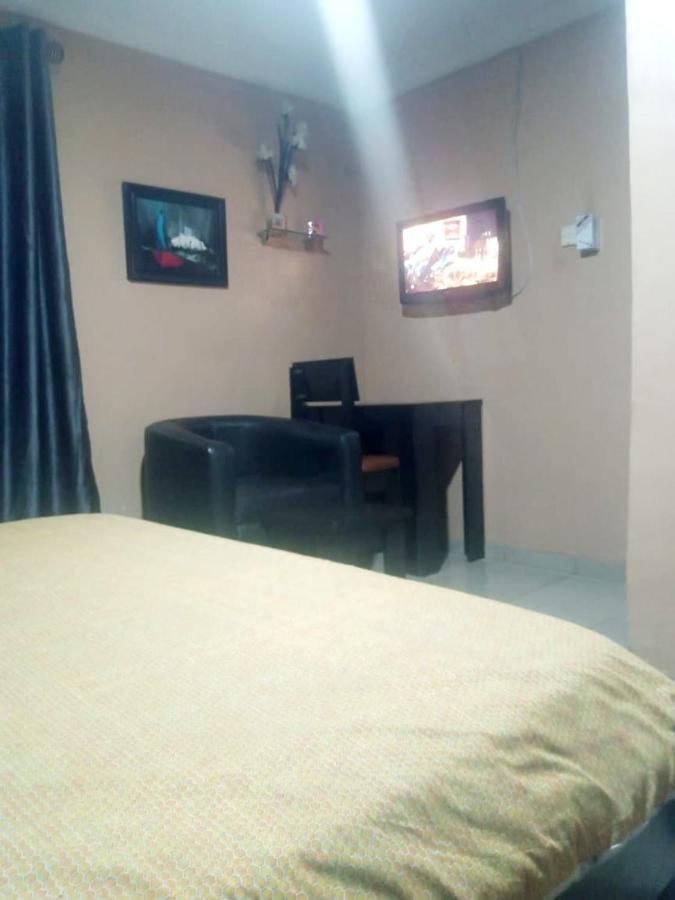 Staycation Suites And Apartment Lagos Esterno foto