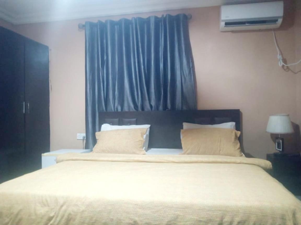 Staycation Suites And Apartment Lagos Esterno foto