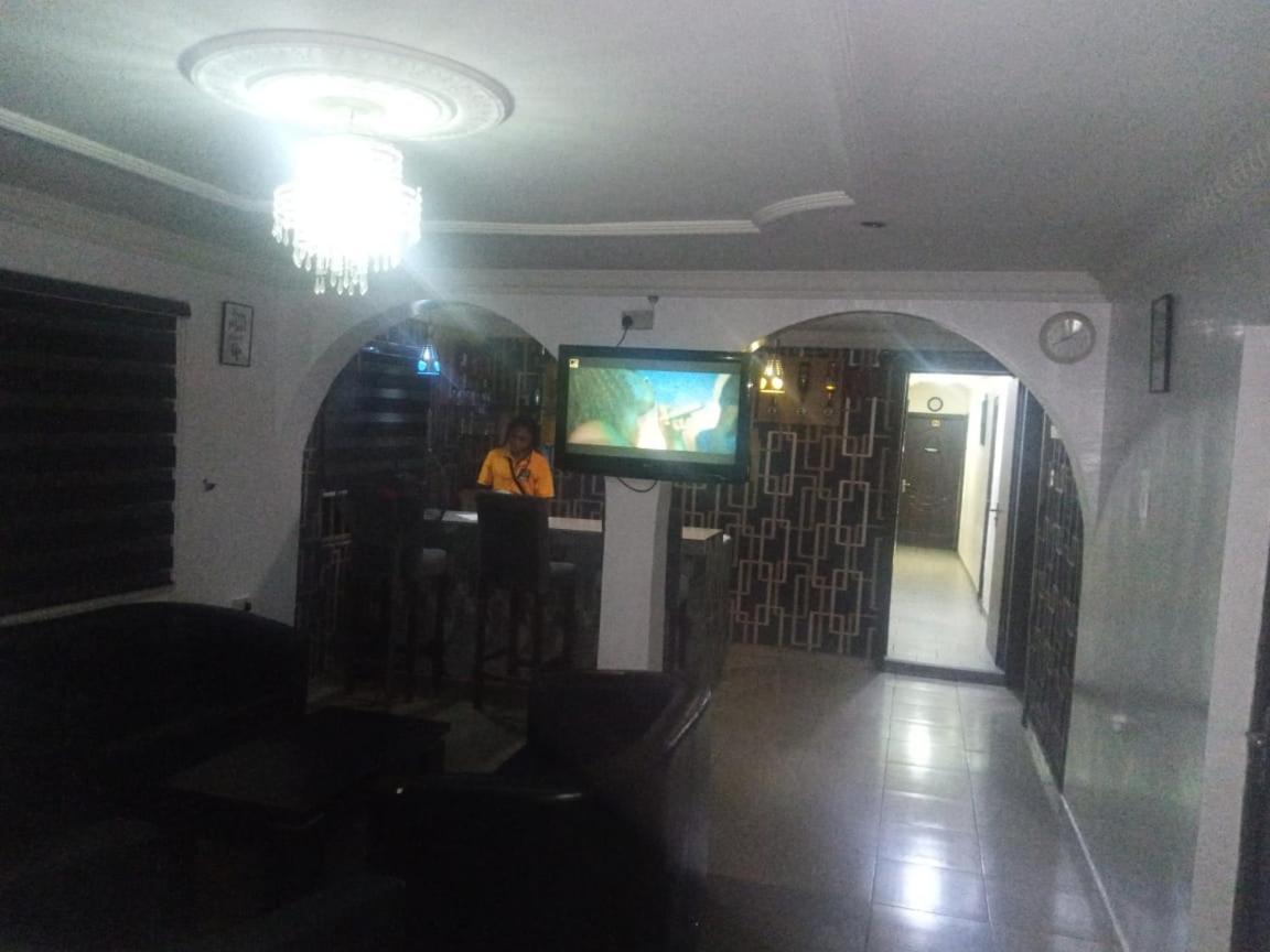Staycation Suites And Apartment Lagos Esterno foto