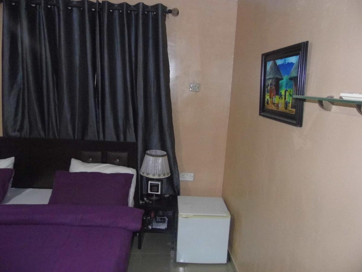 Staycation Suites And Apartment Lagos Esterno foto