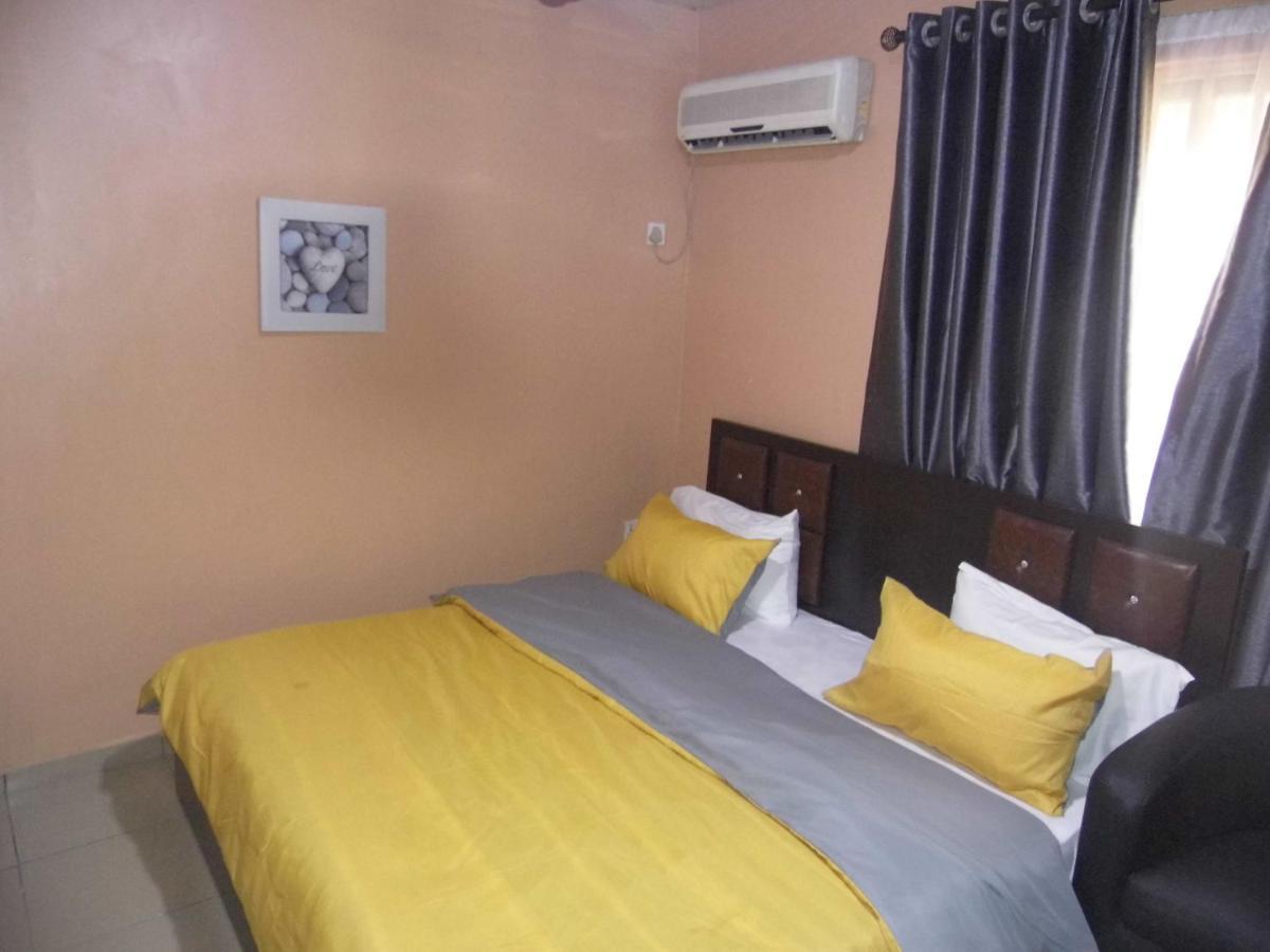 Staycation Suites And Apartment Lagos Esterno foto