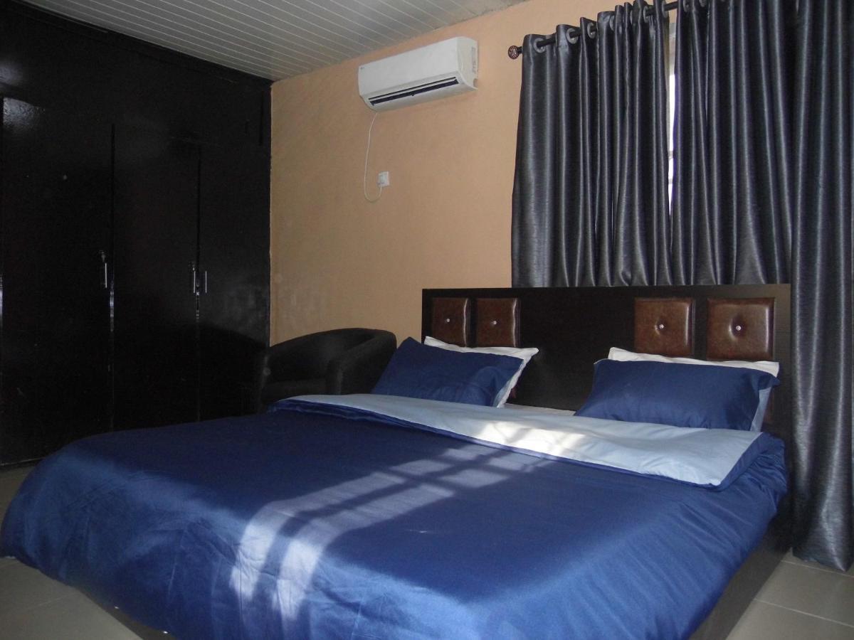 Staycation Suites And Apartment Lagos Esterno foto