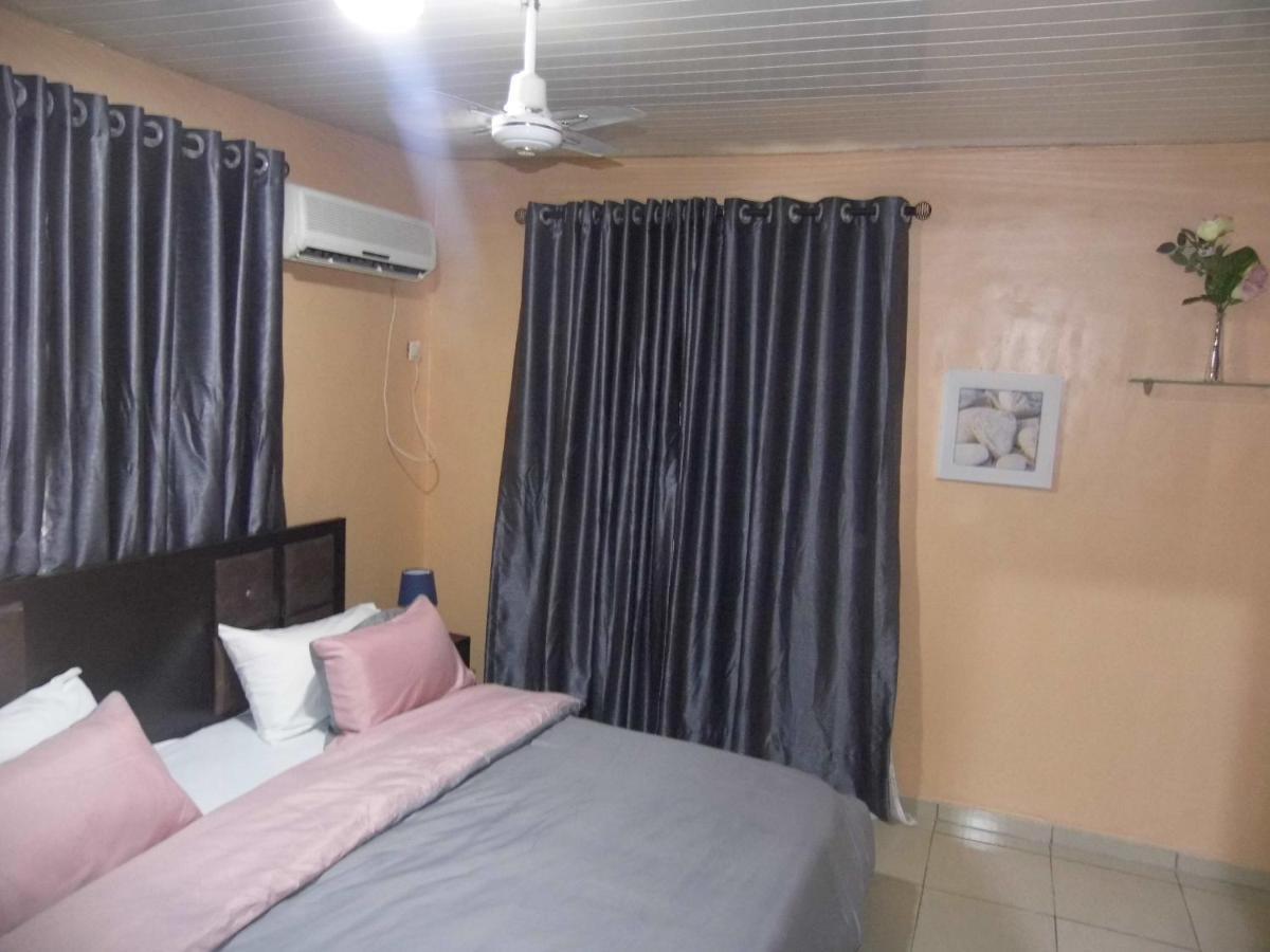 Staycation Suites And Apartment Lagos Esterno foto