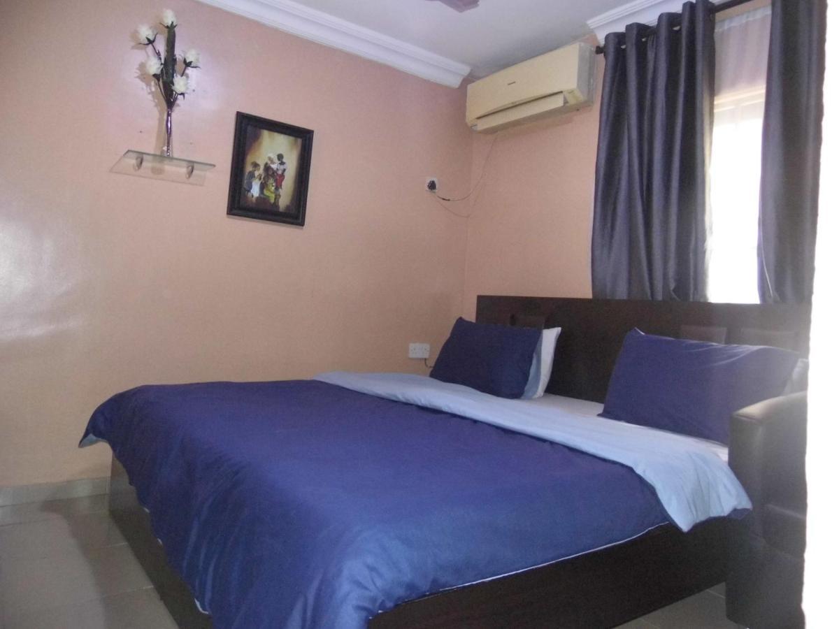 Staycation Suites And Apartment Lagos Esterno foto
