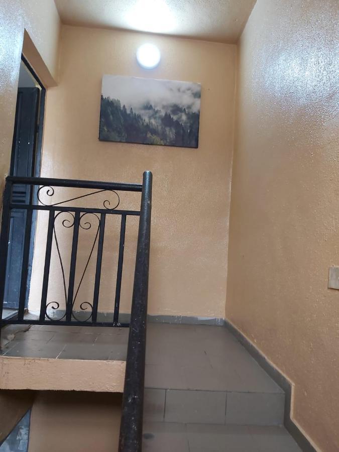 Staycation Suites And Apartment Lagos Esterno foto