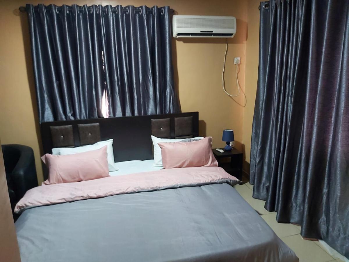 Staycation Suites And Apartment Lagos Esterno foto