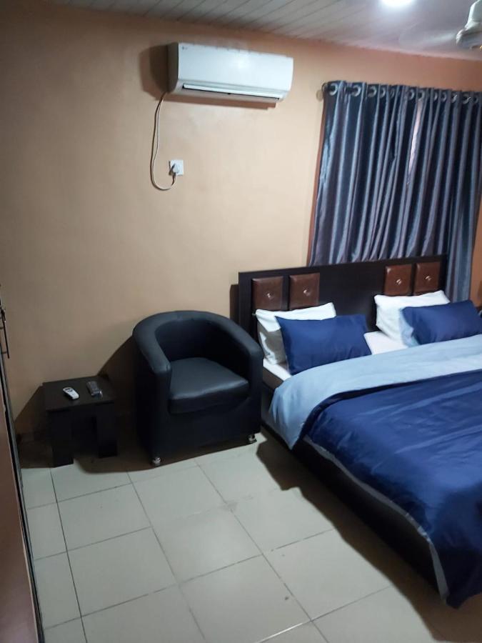 Staycation Suites And Apartment Lagos Esterno foto