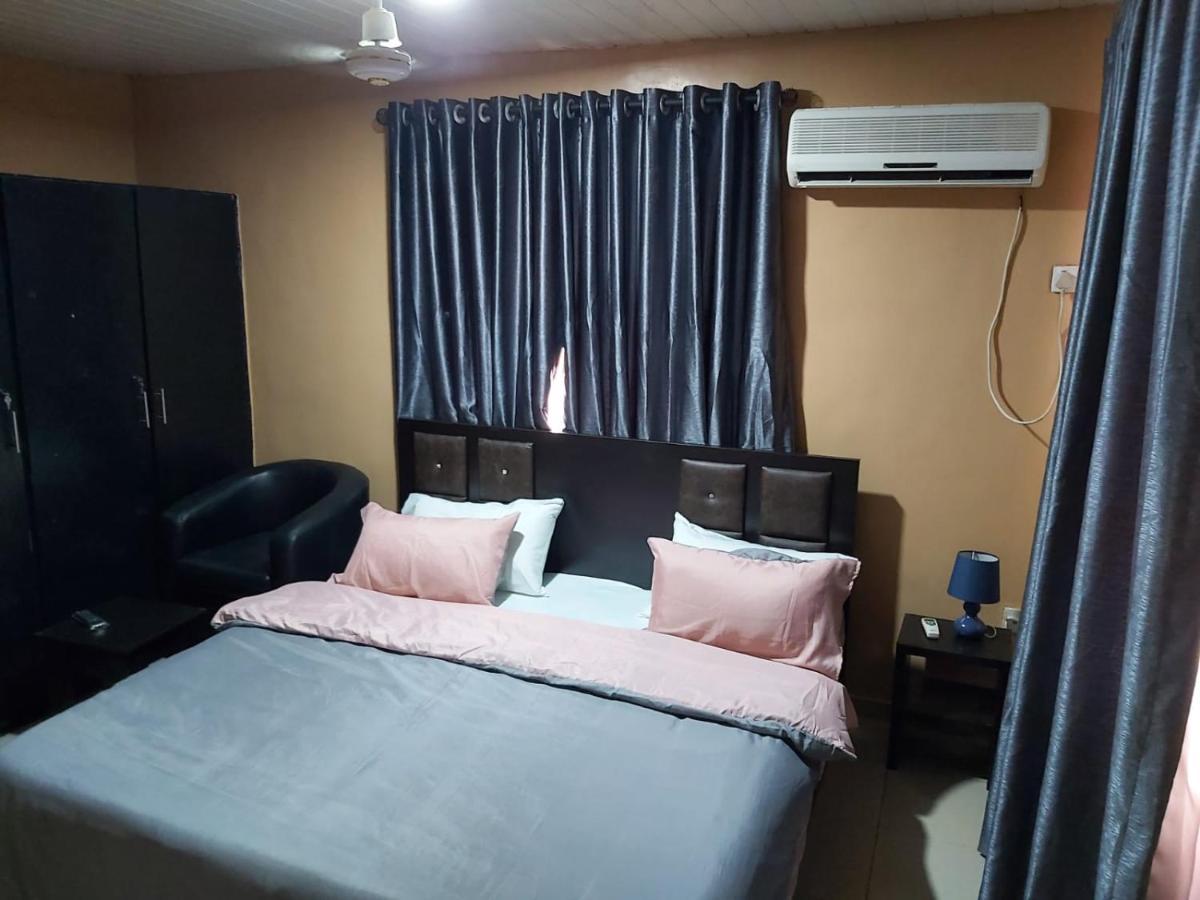 Staycation Suites And Apartment Lagos Esterno foto