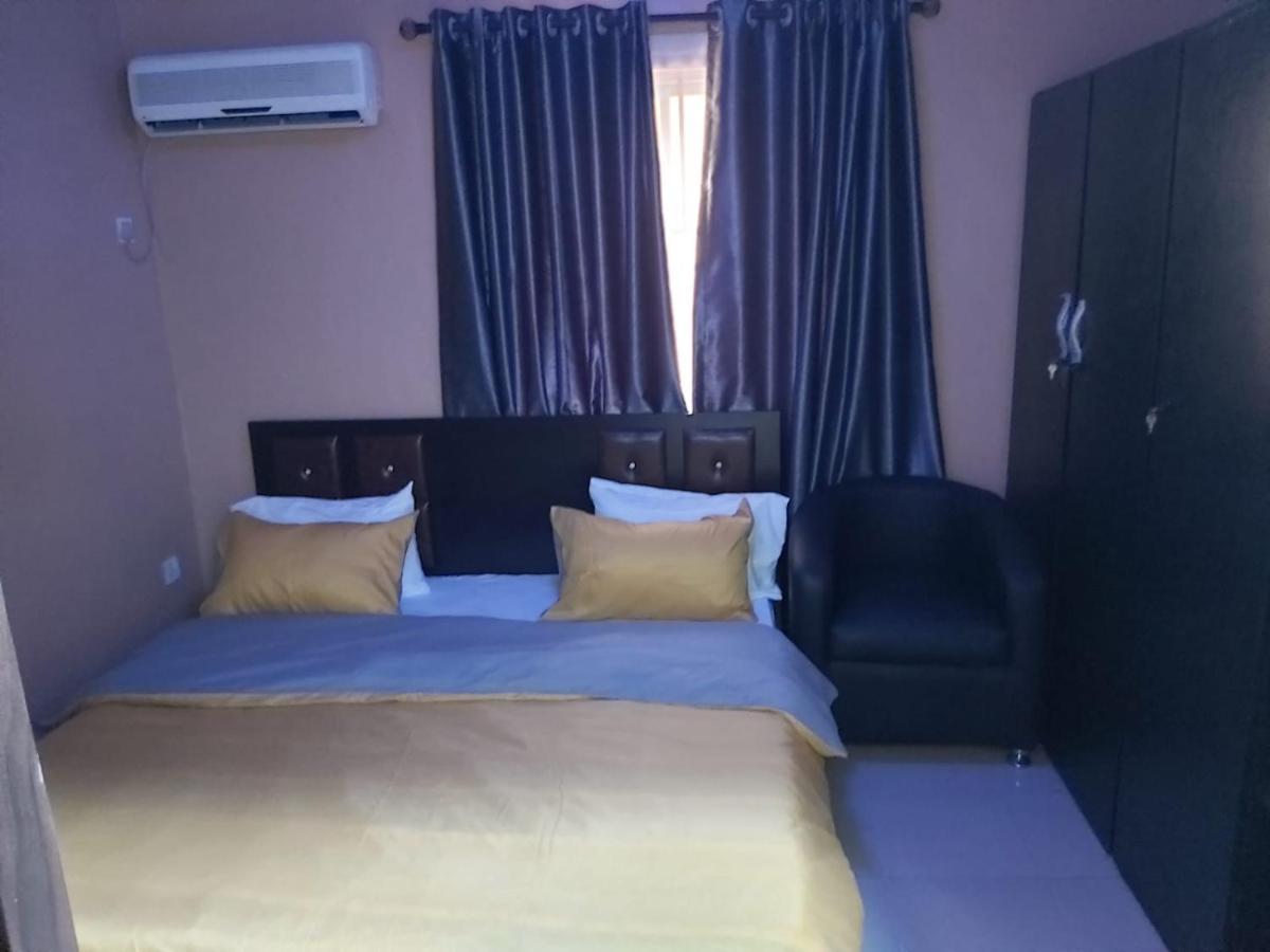 Staycation Suites And Apartment Lagos Esterno foto