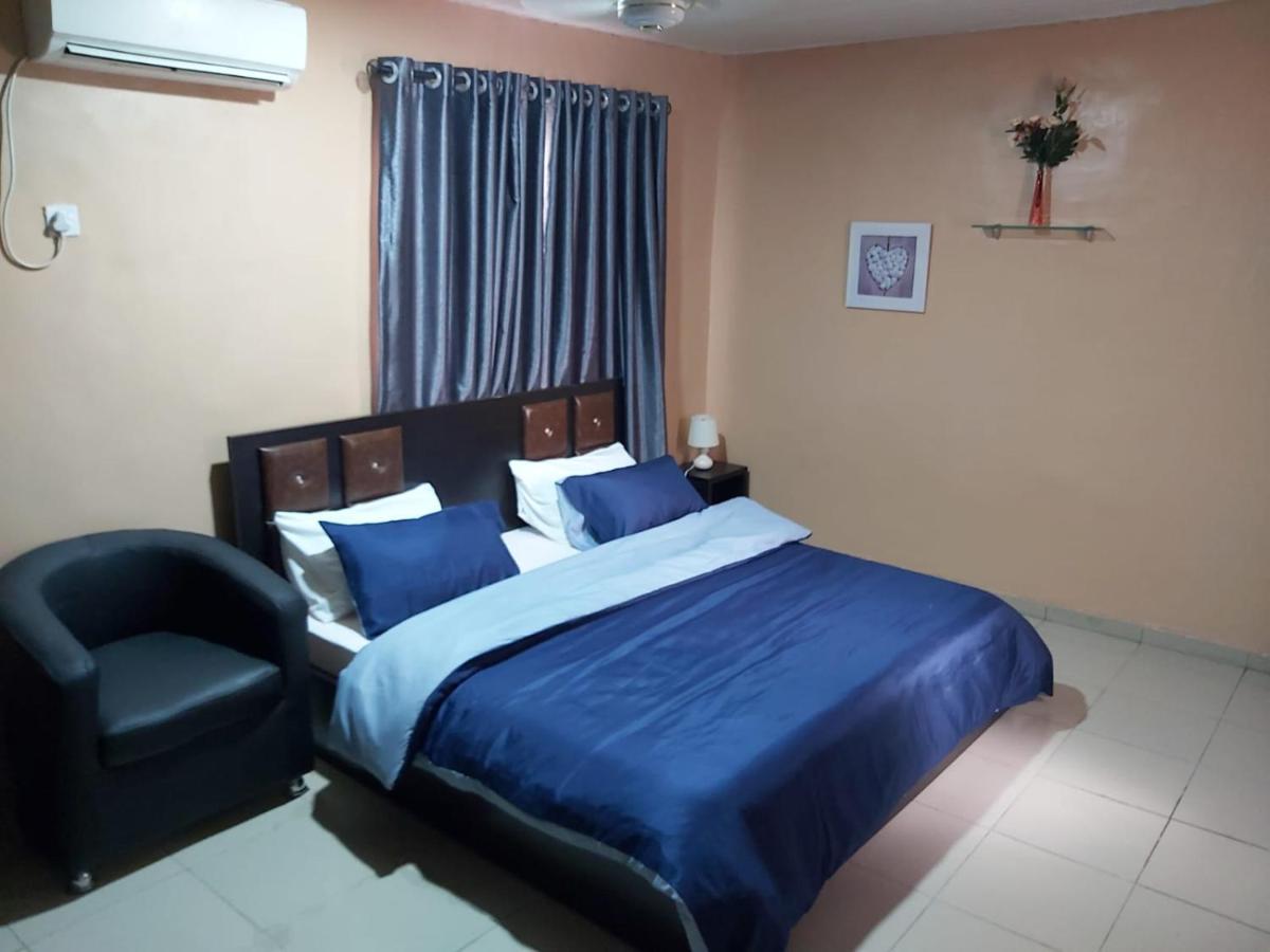 Staycation Suites And Apartment Lagos Esterno foto