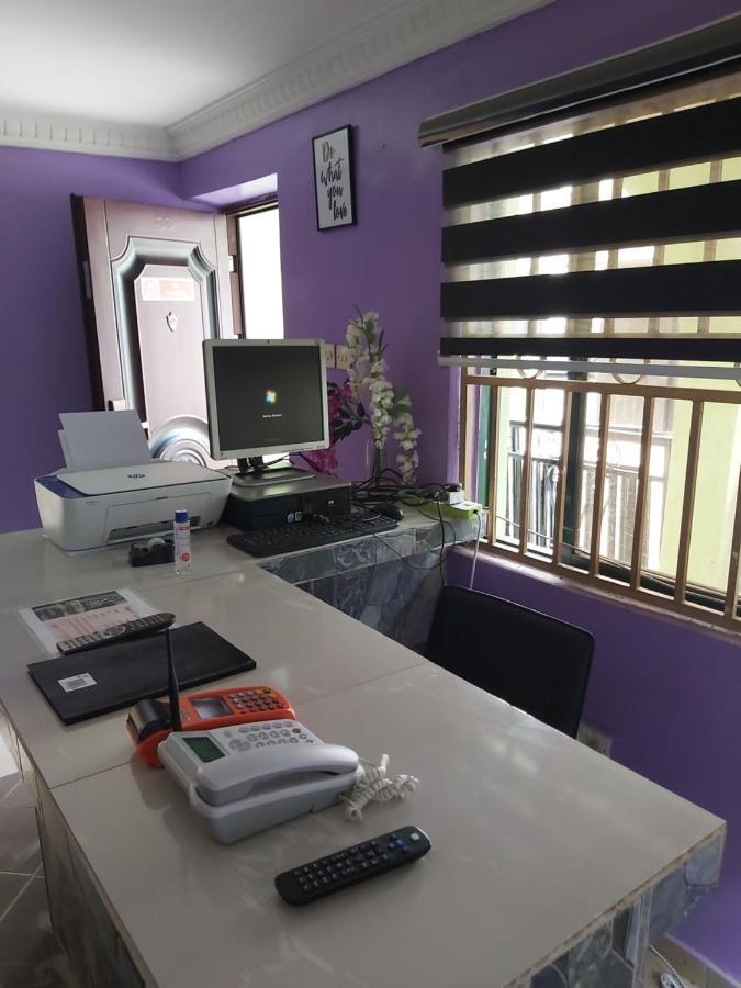 Staycation Suites And Apartment Lagos Esterno foto