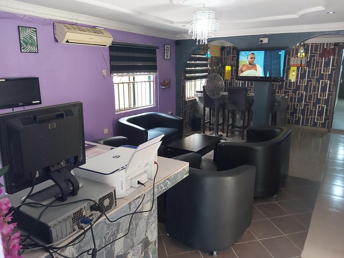 Staycation Suites And Apartment Lagos Esterno foto