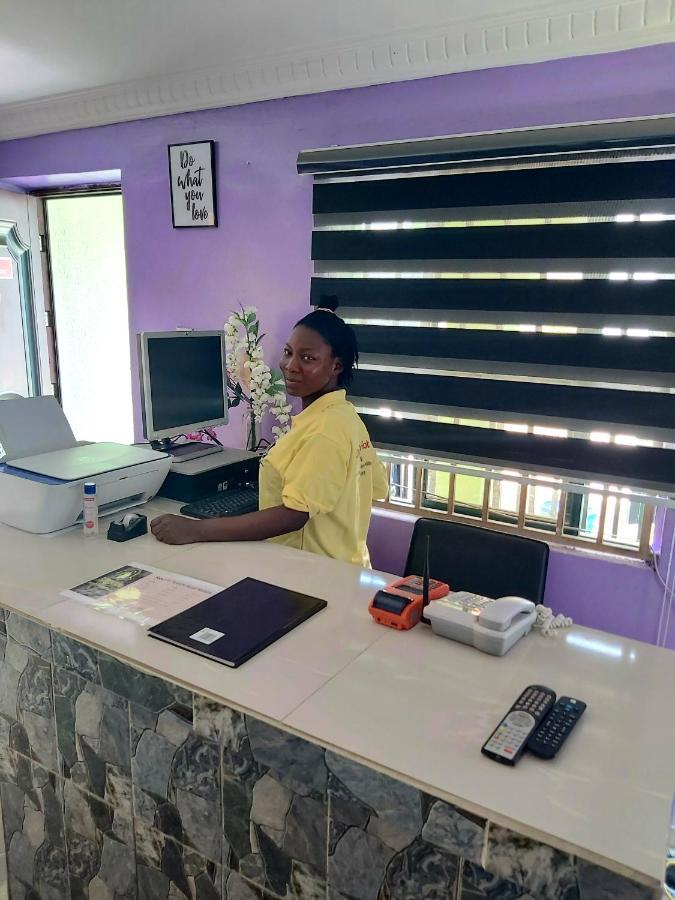 Staycation Suites And Apartment Lagos Esterno foto