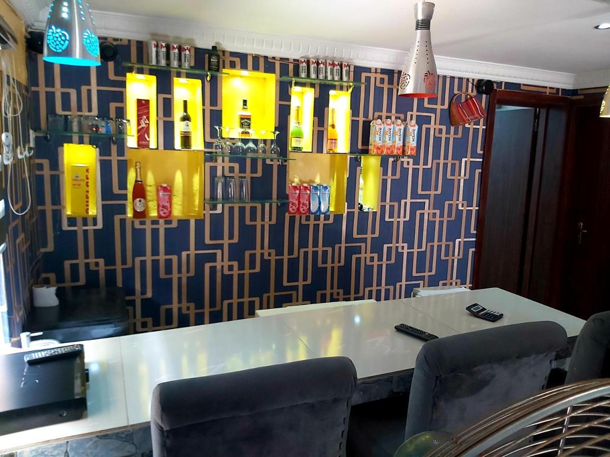 Staycation Suites And Apartment Lagos Esterno foto