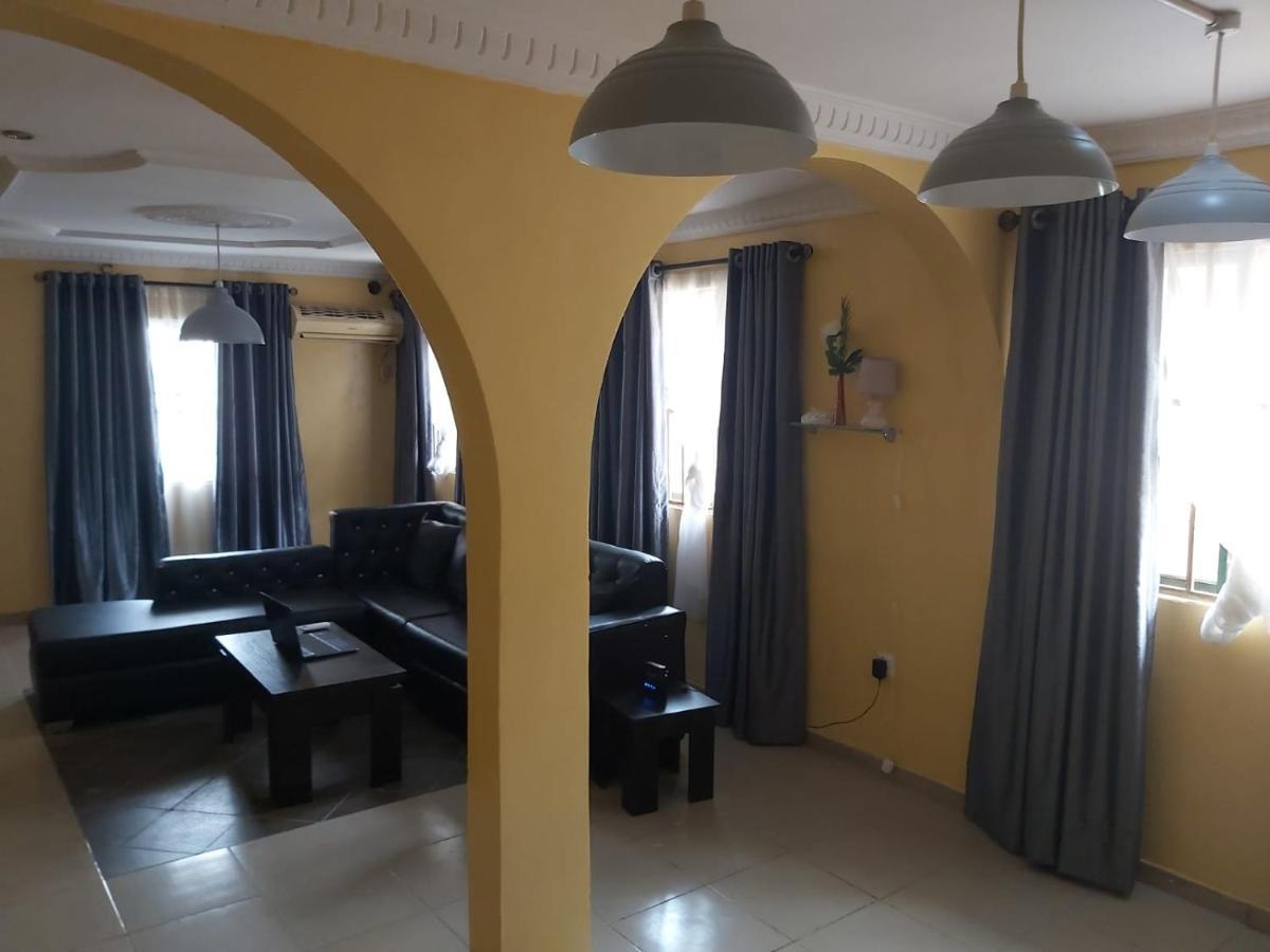 Staycation Suites And Apartment Lagos Esterno foto