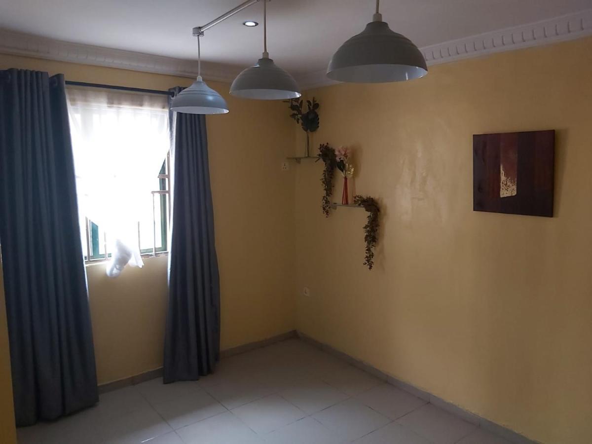 Staycation Suites And Apartment Lagos Esterno foto