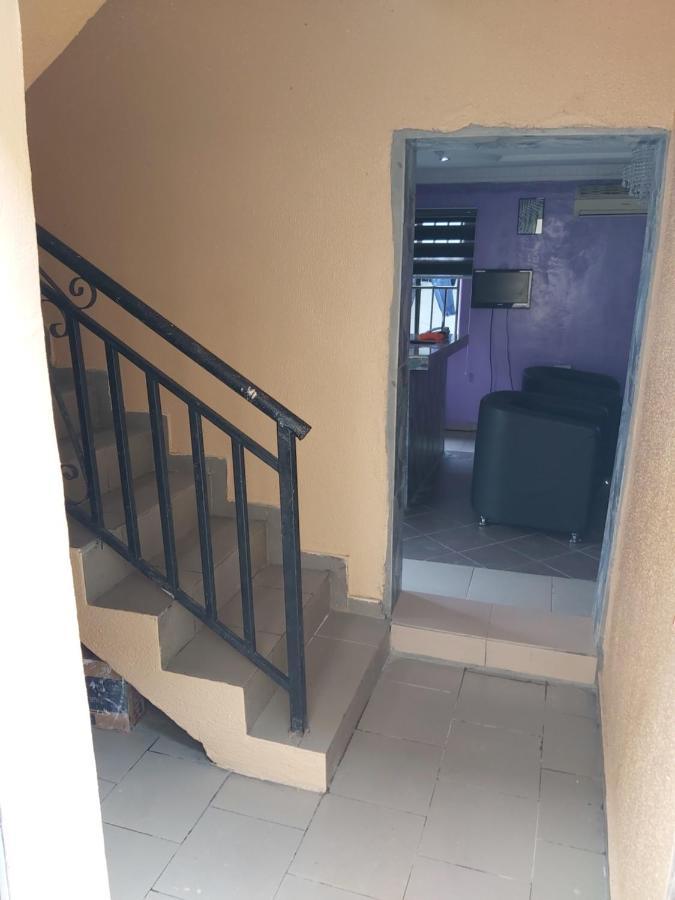 Staycation Suites And Apartment Lagos Esterno foto