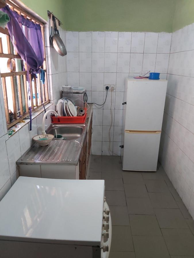 Staycation Suites And Apartment Lagos Esterno foto