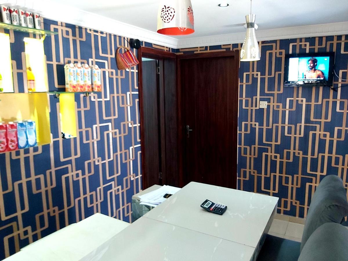 Staycation Suites And Apartment Lagos Esterno foto