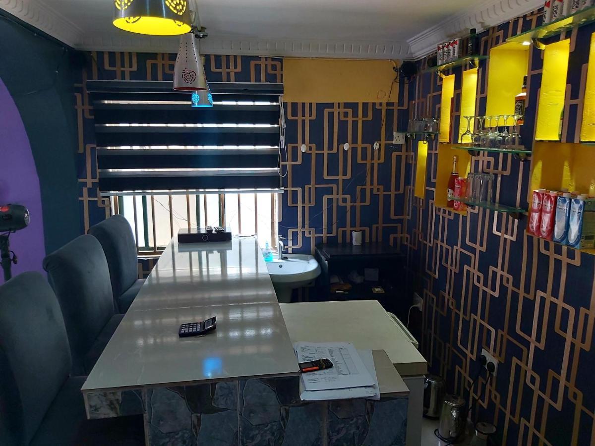 Staycation Suites And Apartment Lagos Esterno foto